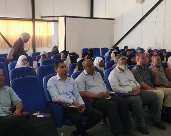 مناقشة مقترحات بحوث التخرج لطلبة قسم التقنيات الحيوية بكلية العلوم