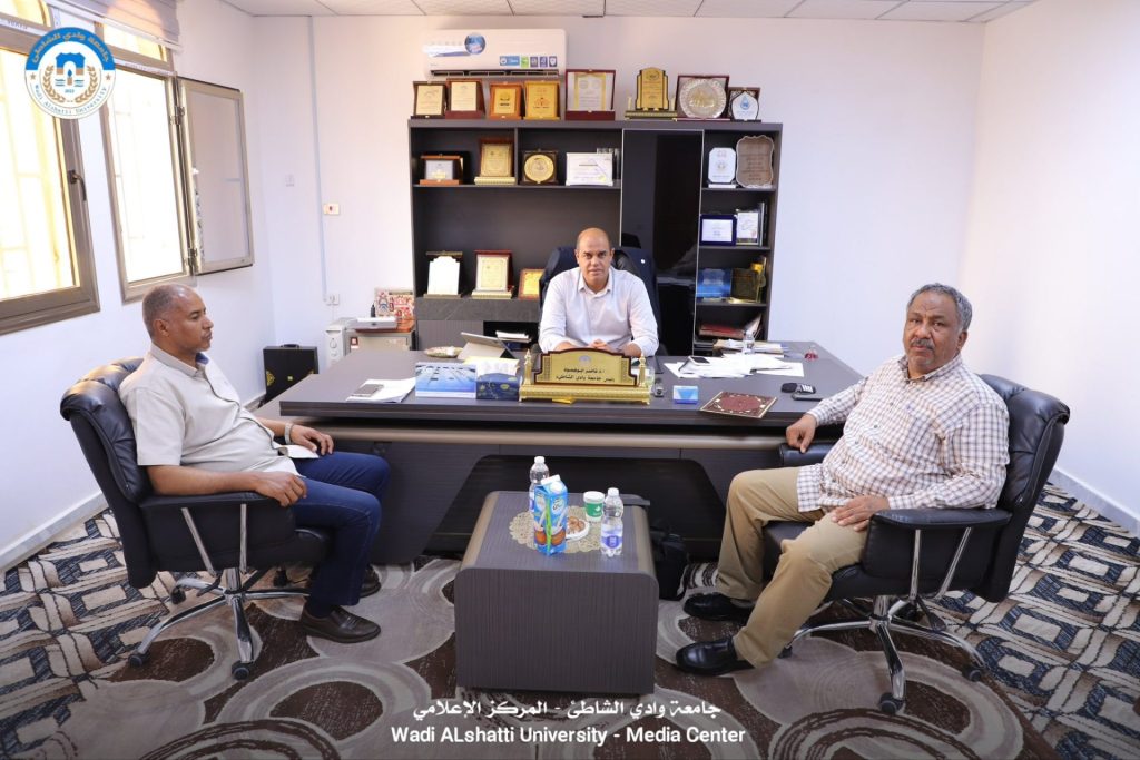 زيارة مدير فرع الهيئة الوطنية للبحث العلمي بالمنطقة الجنوبية إلى جامعة وادي الشاطئ وتكريم رئيسها