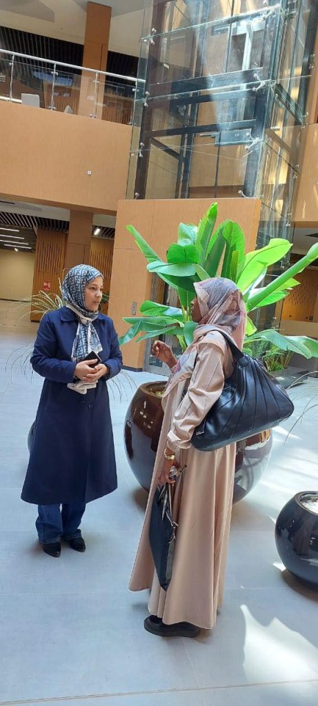 زيارة علمية لمديرة المكتبة المركزية بجامعة وادي الشاطئ إلى مكتبة جامعة بنغازي لتعزيز التعاون وتبادل الخبرات