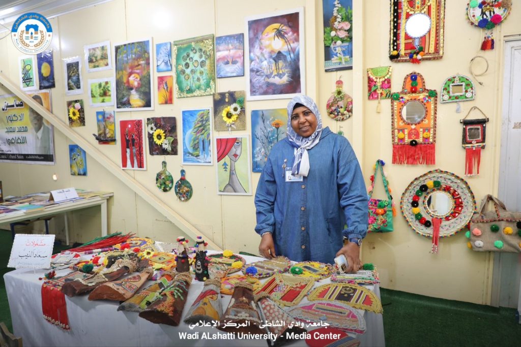 إقامة معرض فني للأستاذة سعاد الذيب