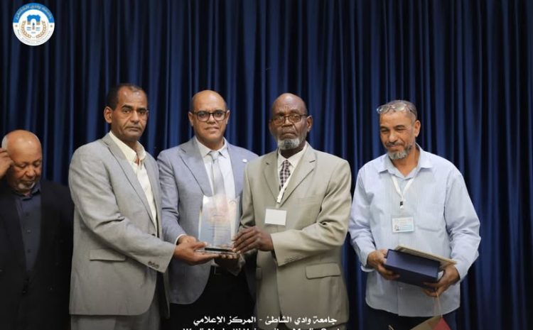  تكريم الدكتور أحمد جمعة القمودي بمناسبة تقاعده من قبل كلية التربية