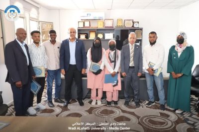 رئيس جامعة وادي الشاطئ يكرّم فريق الجامعة المتوج بالمركز الخامس وطنياً في مسابقة Hult Prize
